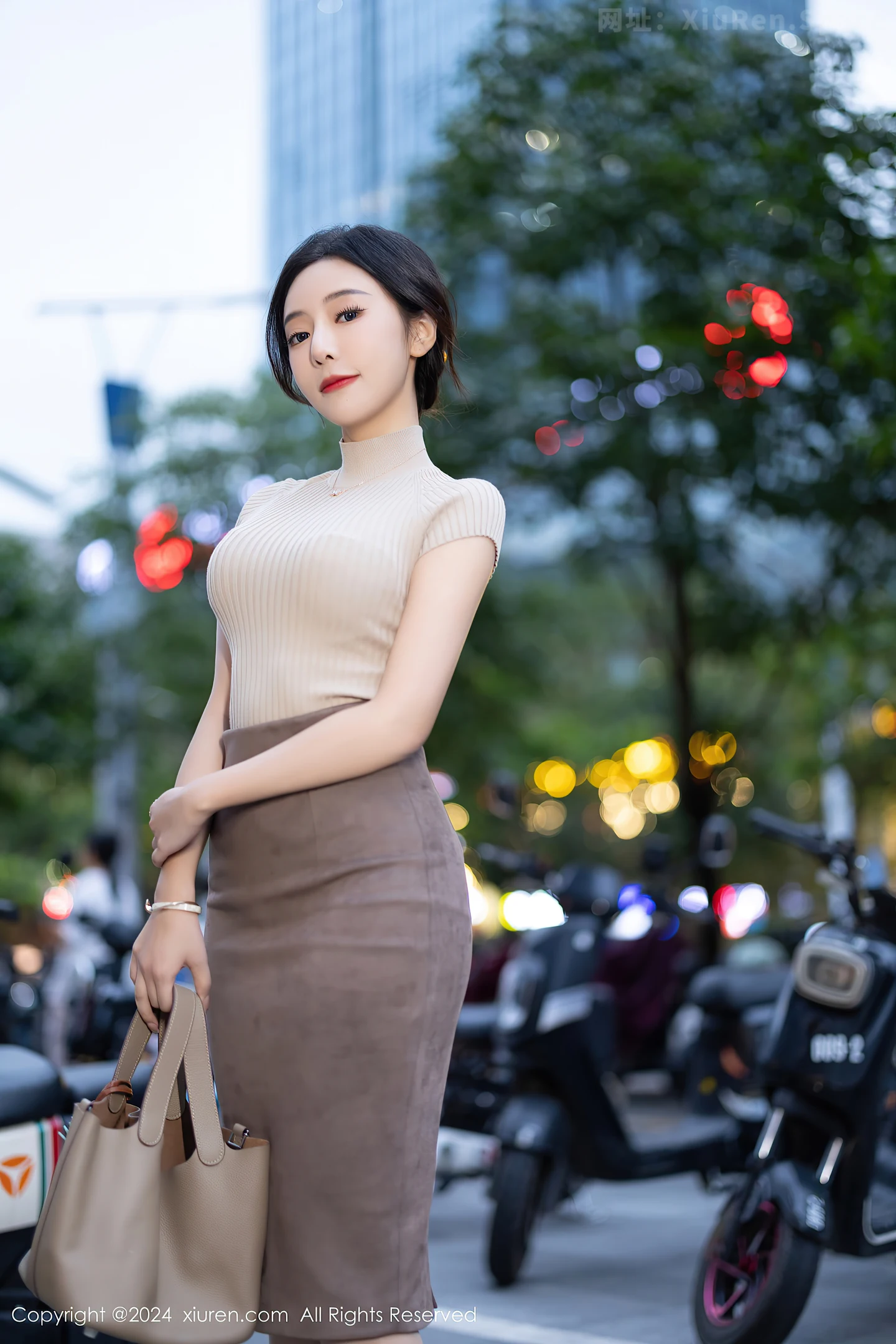 图片[5]-[XiuRen秀人网]VOL.8741 女神王馨瑶yanni浅色上衣配短裙露闪亮肉丝秀丰满身姿诱惑写真80P-秀人网官方网站